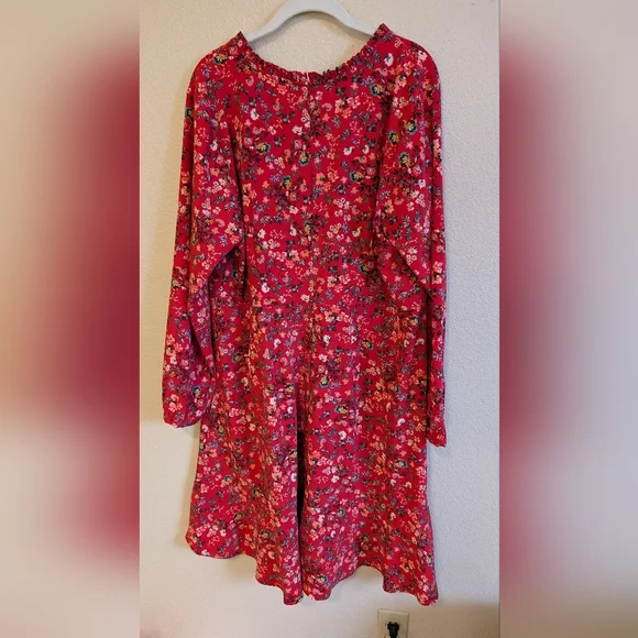 loft red floral dress Beautiful NWT Size M Loft Dress Open (cold) Shoulder Soft Red Flowers on a White Background